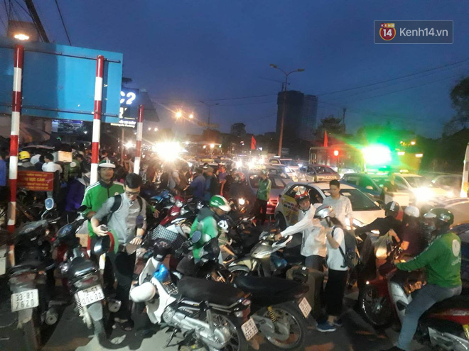 Hơn 4h sáng ngày 1/5, dòng người đã ùn ùn đổ về Hà Nội sau kỳ nghỉ lễ kéo dài